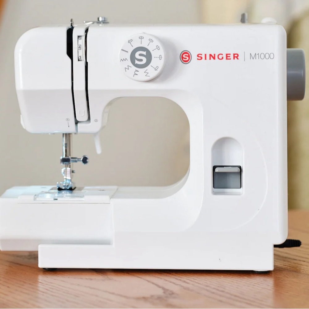 Compact Sewing Machine Model M1000 Singer- Free arm, 32 Stitch New W/Accessories